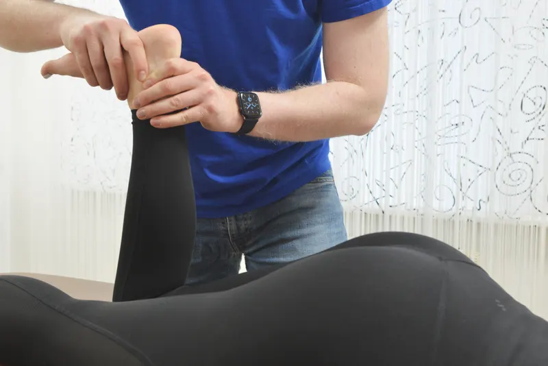 Physiotherapeutische Behandlung am Rücken