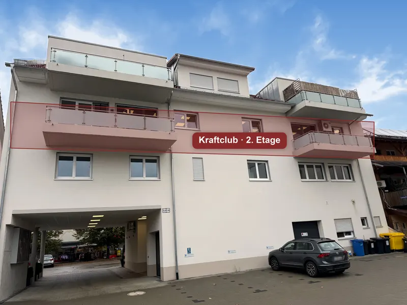 Hofseite des Gesundheitszentrums Sutter mit Durchfahrt und Parkplätzen, die 2. Etage mit dem Kraftclub ist markiert