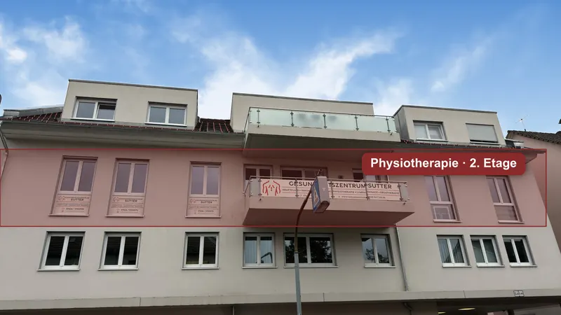 Gesundheitszentrum Sutter in der Bahnhofstraße 3 in Kandern von der Straße, die 2. Etage mit der Physiotherapie ist markiert
