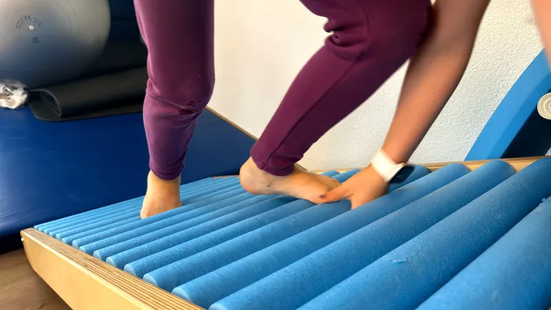 Balanceübung barfuß auf der Rollenrutsche