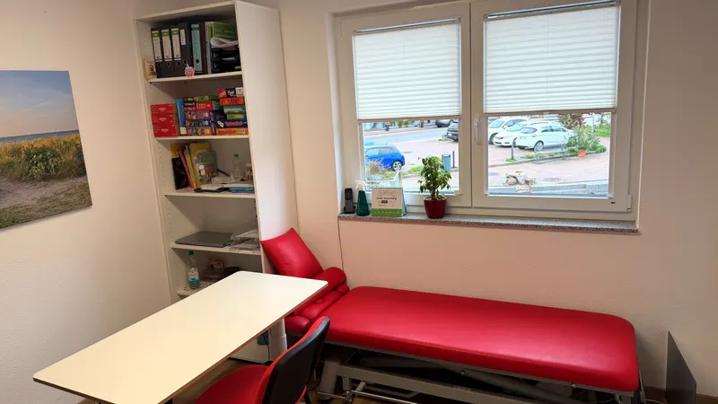 Behandlungsraum der Ergotherapie mit Liege und Arbeitstisch
