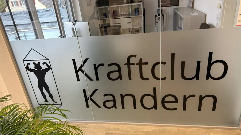 Glastür mit dem Schriftzug Kraftclub Kandern