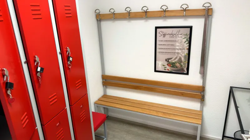 Umkleide mit Spinden und Sitzbank im Kraftclub Kandern