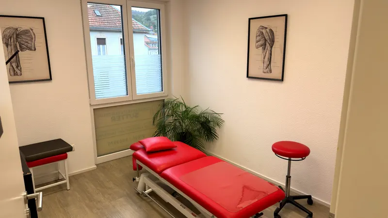 Heller Behandlungsraum der Physiotherapie mit Liege