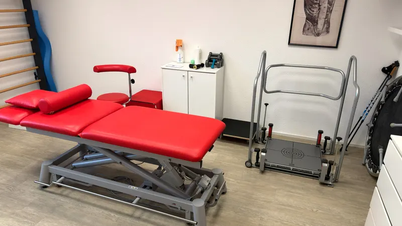 Physiotherapie-Raum mit Behandlungsliege und Übungsgeräten