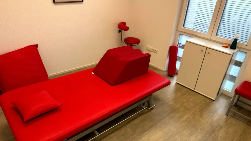 Behandlungsraum mit großer Therapieliege