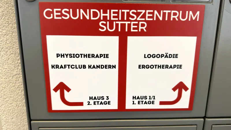Wegweiser im Eingang: Physiotherapie und Kraftclub in Haus 3, Logopädie und Ergotherapie in Haus 1/1